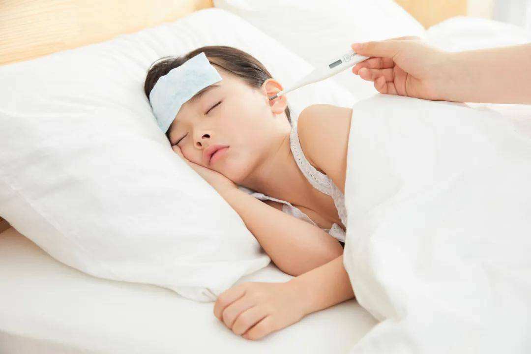 放开后发烧怎么办,小孩刚发烧需要去看医生吗