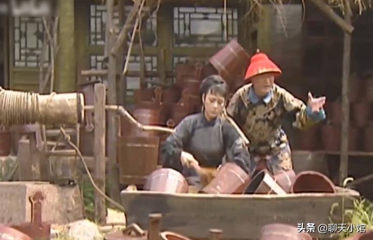 记者暗访奶茶里的真相,曝光竹筒奶茶反复使用