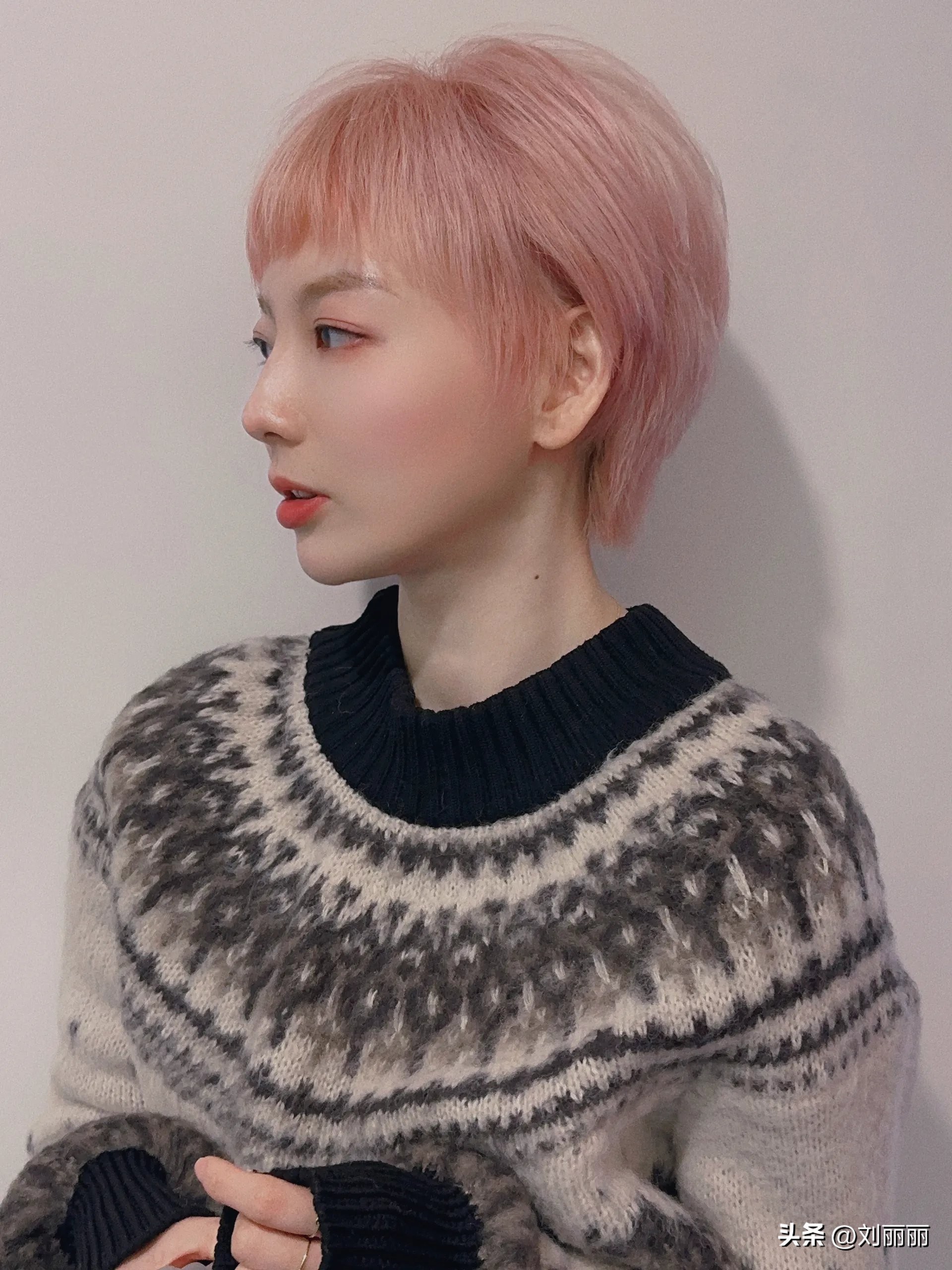 满头白发老年女性齐耳短发烫发,60岁妈妈白发短发最新发型