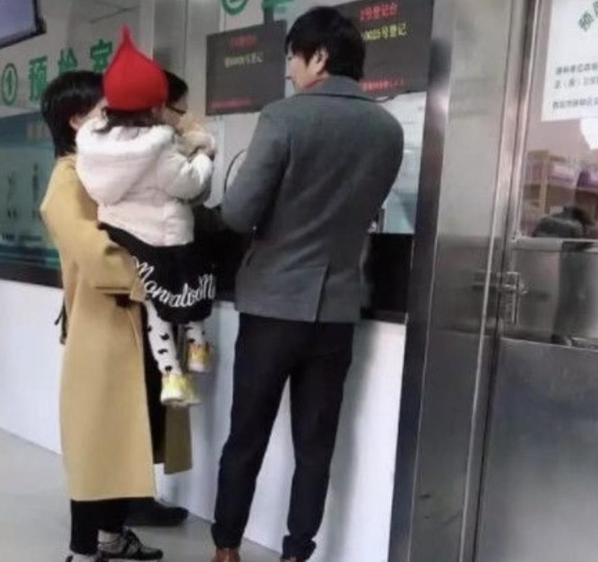 五位长得丑却娶了白天鹅的男星,5位长得丑却娶了白天鹅的男星