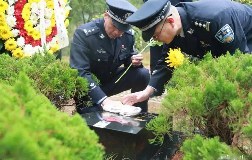 18岁民警因公殉职现场,党十八大以来因公牺牲民警