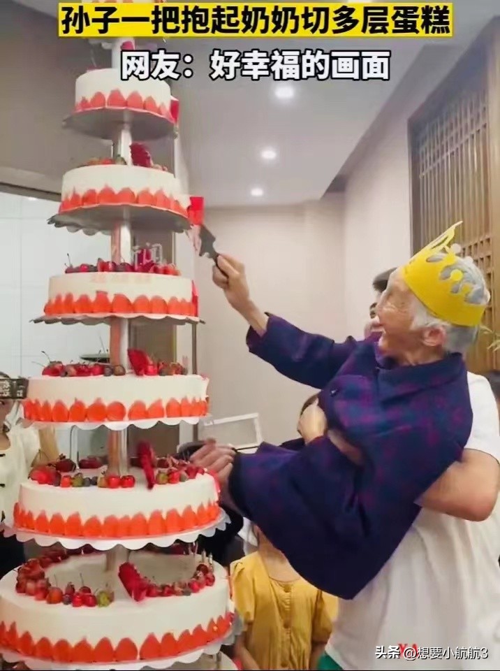 抱起奶奶的幸福，老人乘风破浪迎生日