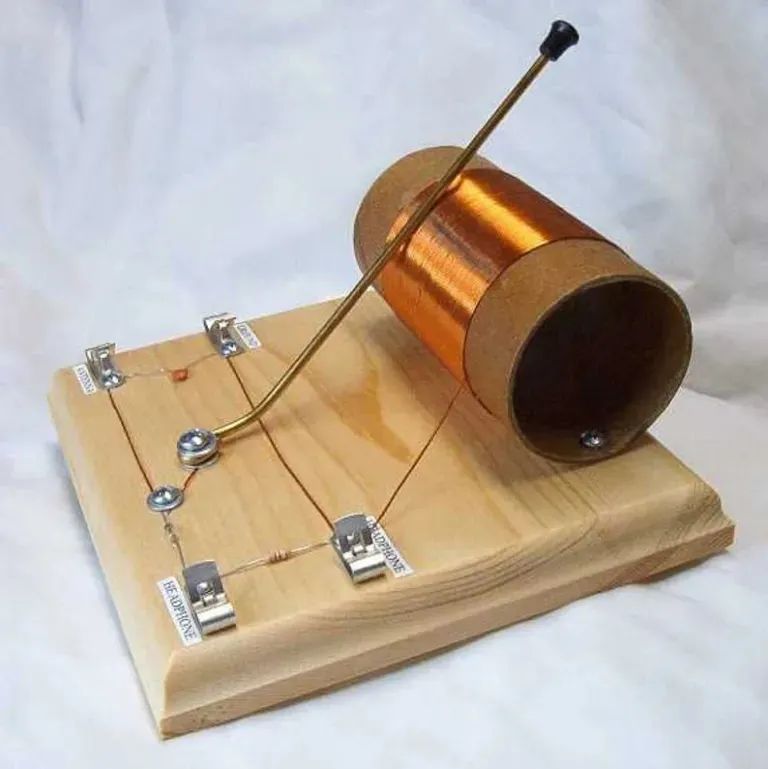 矿石收音机从风靡一时到沦为儿童玩具，围绕它的竞赛至今仍在继续