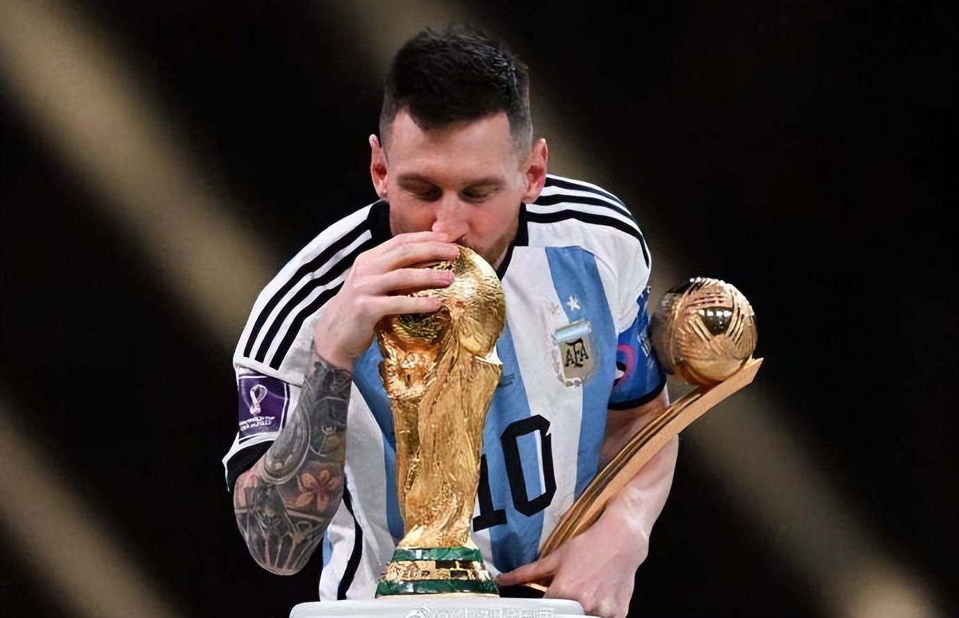 梅西法甲夺冠领奖视频,梅西世界杯夺冠小碎步