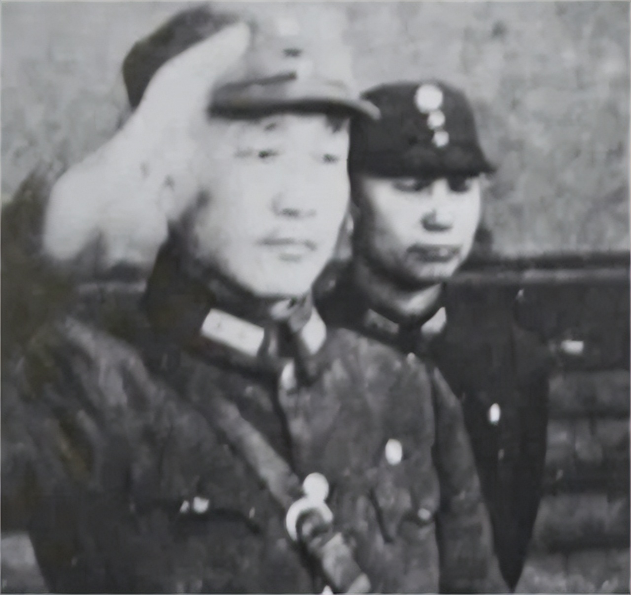 蒋军忍饥挨饿，蒋校长却空投“激励信”，士兵大骂：这有啥用