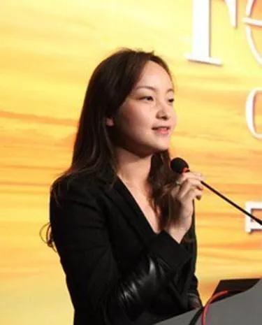 13年女高管卷款5亿出境被抓，上海同行评价：见过她的都想帮她