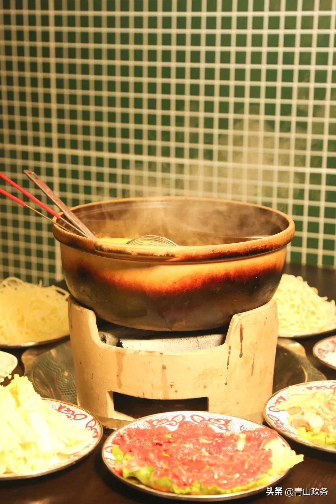 打卡恩施街｜在小马驹港式打边炉，组一个“朋克养生”局