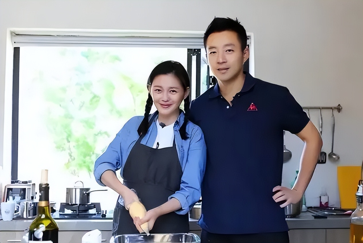 汪小菲直播讲自己受伤,汪小菲直播摔东西视频