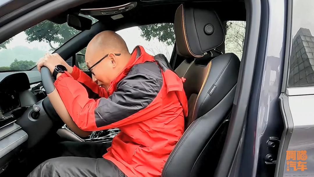 新手开车正确驾驶姿势图解,开车必备你一定要了解的驾驶技巧