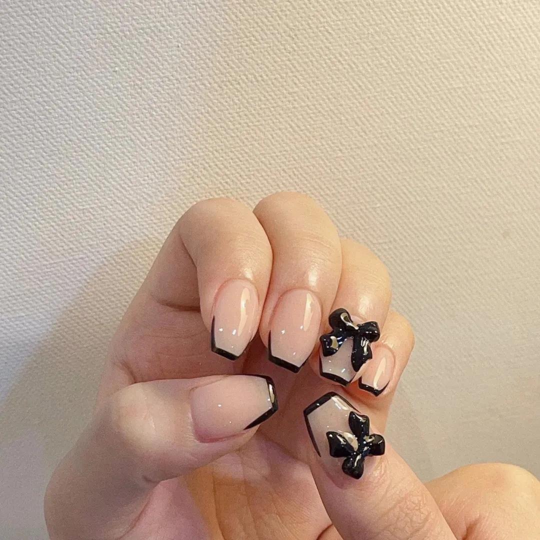 豆沙色美甲显手白吗,雾霾蓝跳色美甲图片显手白