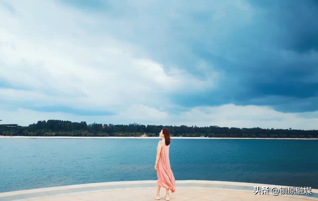 把鞋里的沙倒掉,把鞋里的石子倒出来