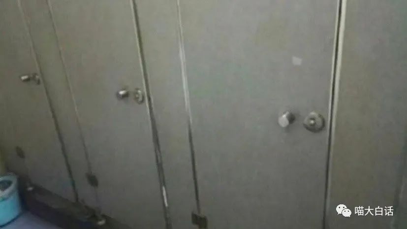 “不小心把饭卡落在女浴室后....”哈哈哈哈哈这是什么名场面