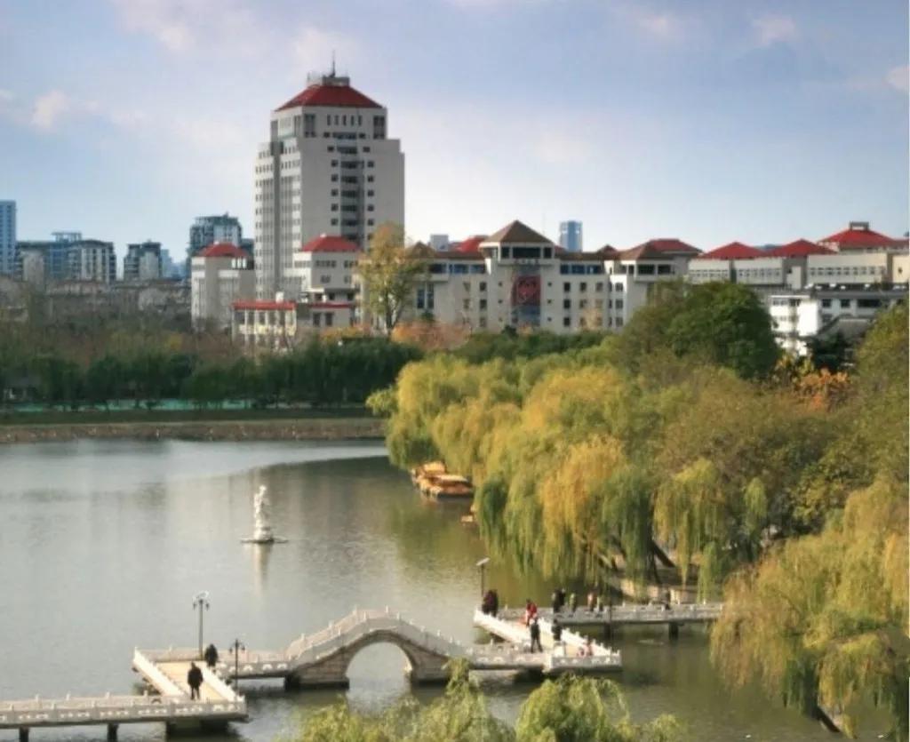 拾味扬州:扬大校园,精美雕塑