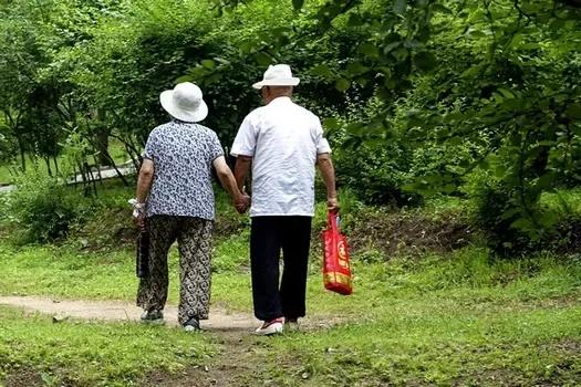 人到中年夫妻之间还有爱情吗,人到中年婚姻该结束还是继续