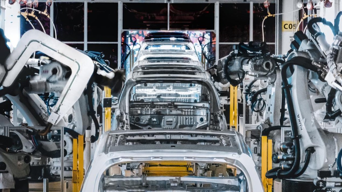 与其考虑掉方向盘的特斯拉，不如来看看极氪001