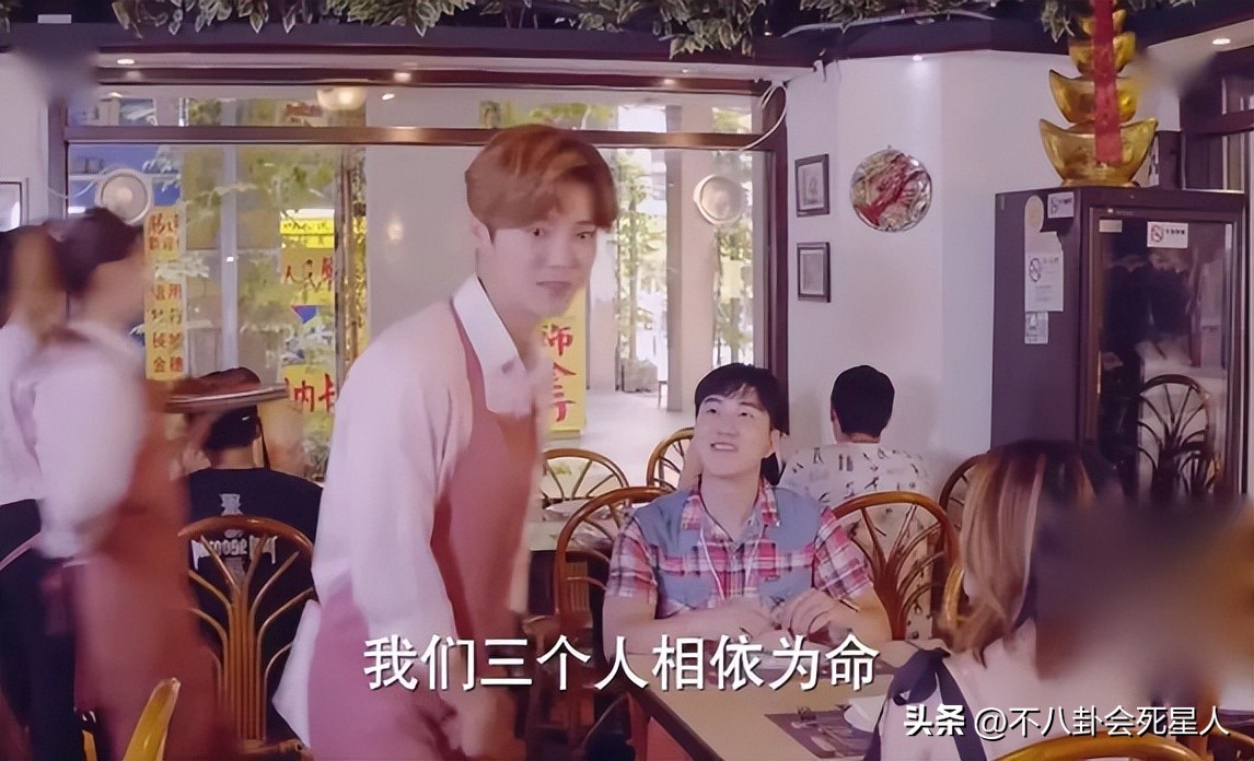 国产剧又见“假穷人”，买二手手机、抢五折牛排，却住北京四合院