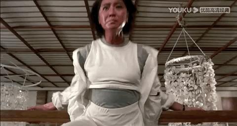 女人被救的剧本早过时了，她60岁还能给你惊喜