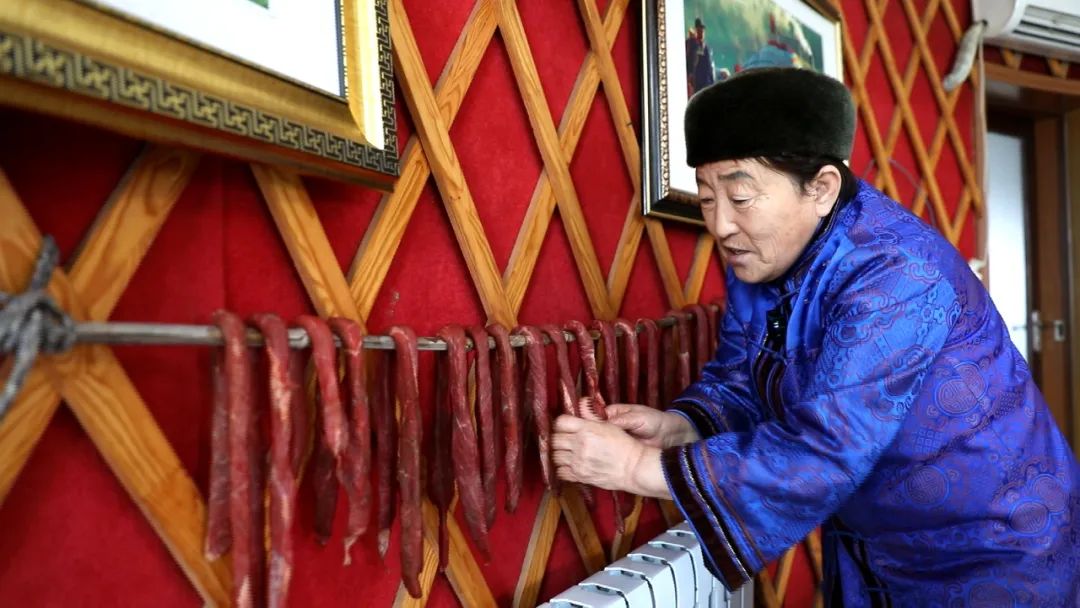 白音杭盖炭烤牛肉干非遗就业工坊入选全国“非遗工坊典型案例”
