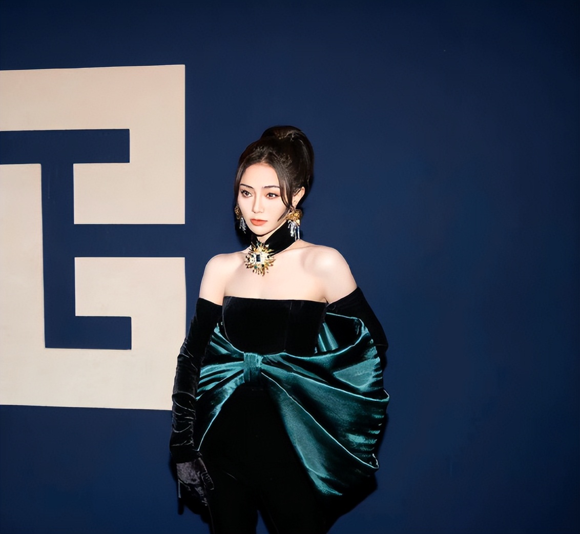 刘雯时隔三年重返时装周首秀,2003后女明星