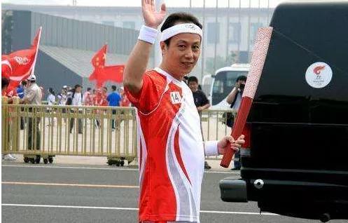 罗京年轻时巅峰帅照,罗京照片