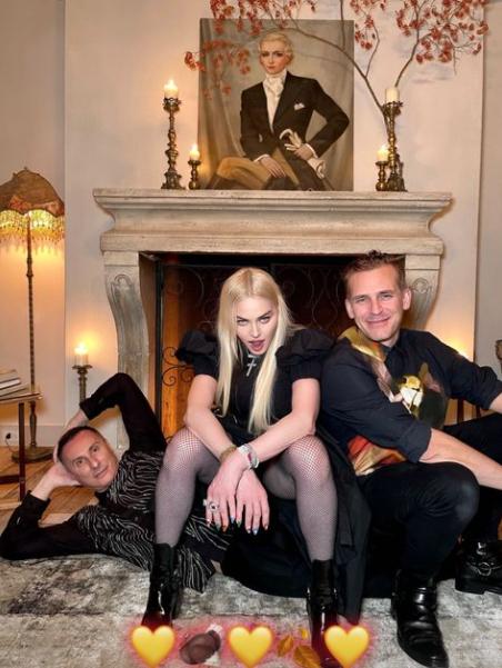 62岁的麦当娜携27岁男友出席派对,麦当娜晒家族合照