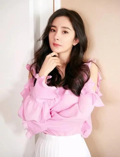 花钱如流水的五位女明星,杨幂慷慨且大方