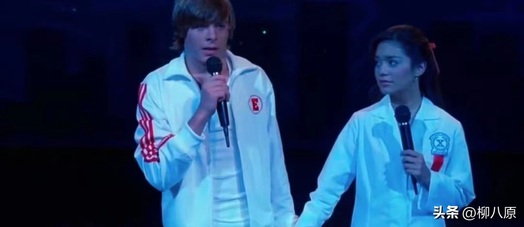 美国影片《歌舞青春》以青春为主线表达了什么？