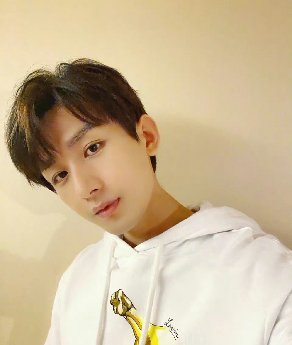 曝知名男星主动发私人照给富婆，对方为其花费千万，却遭粉丝怒骂