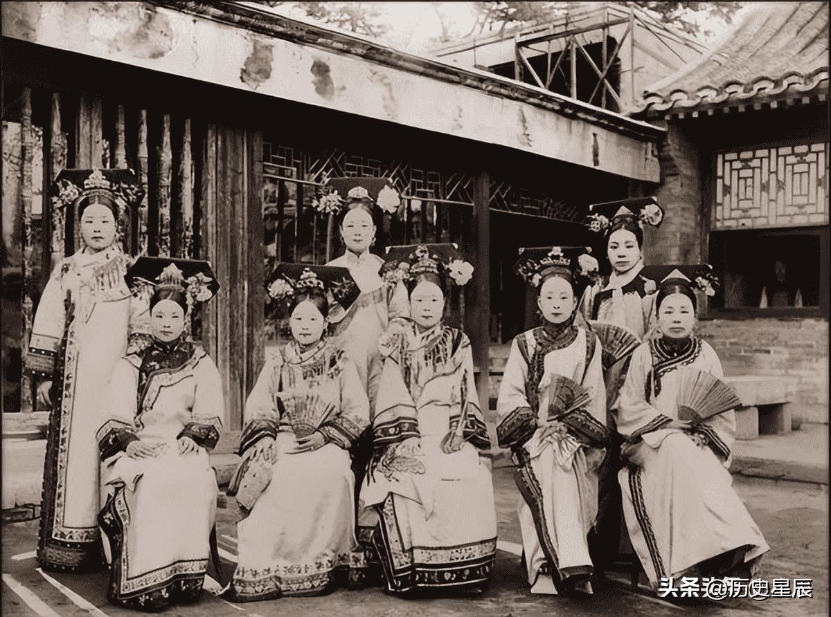 【晚清*楼青**旧影】*楼青**女媚态百出，丰乳肥臀，风情难挡！