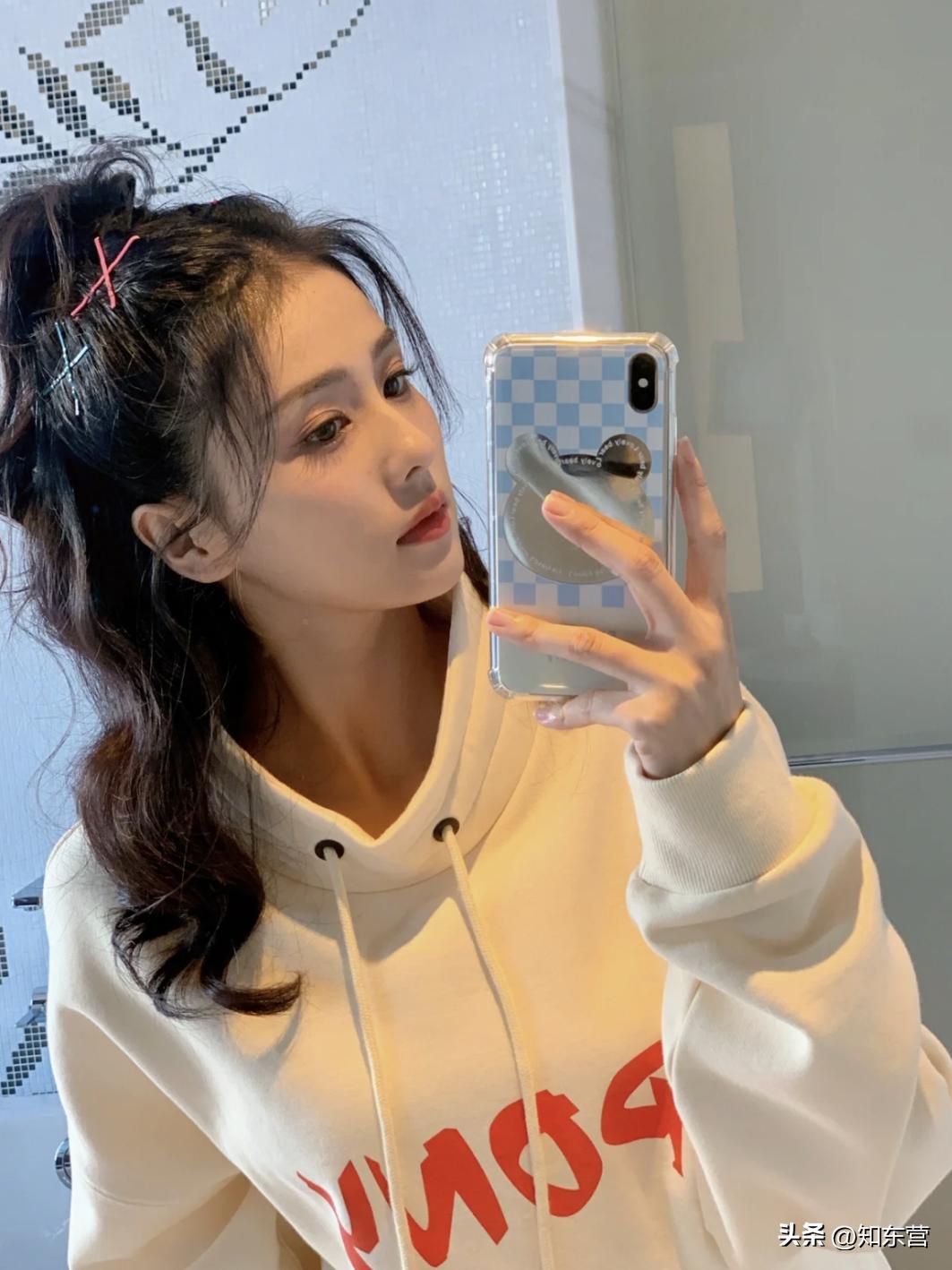 冬天披发好看又显脸小的发型,冬季干净利落减龄的发型