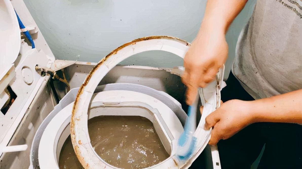 马桶内的黄色污垢怎么去除,马桶里面的黄色污垢怎么去除