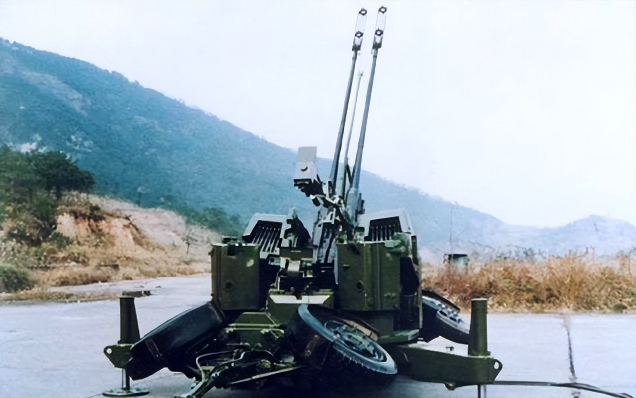 中国与瑞士谈判引进高炮，工程师看出文件漏洞，为国家节省一个亿