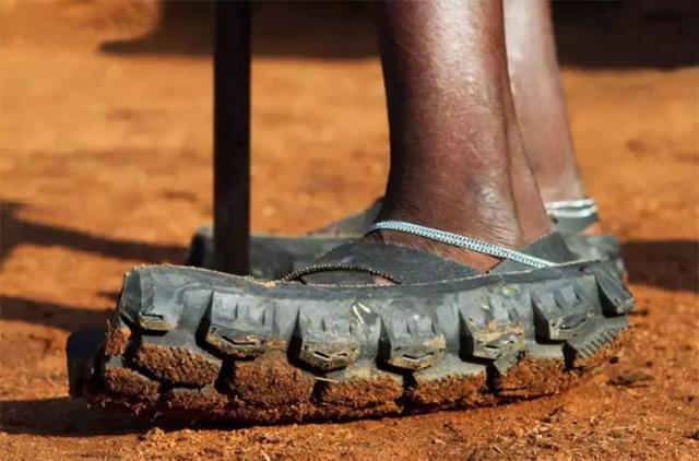 非洲穷小子“变废为宝”创业致富！把轮胎做成鞋，15元一双成爆款