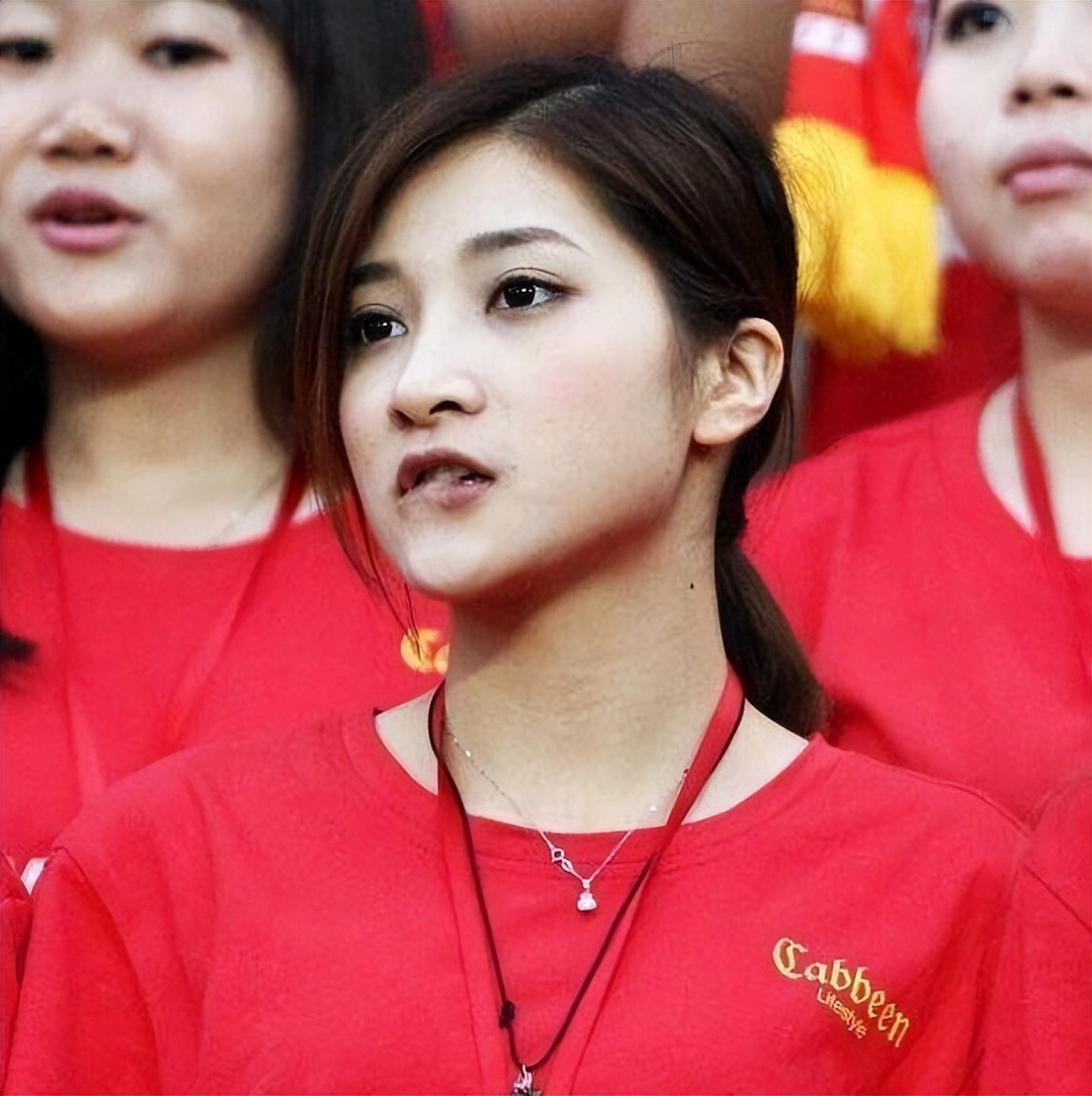 武磊赛后为到场球迷签名,武磊回国球迷完整视频