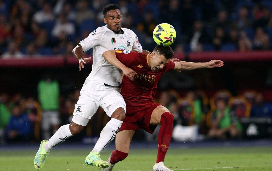 补时14分钟,依然无法阻挡穆里尼奥前进,哨响后,迪巴拉闭上眼睛