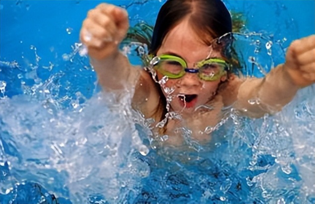 新手小白学游泳教程,新手学游泳先学什么泳姿