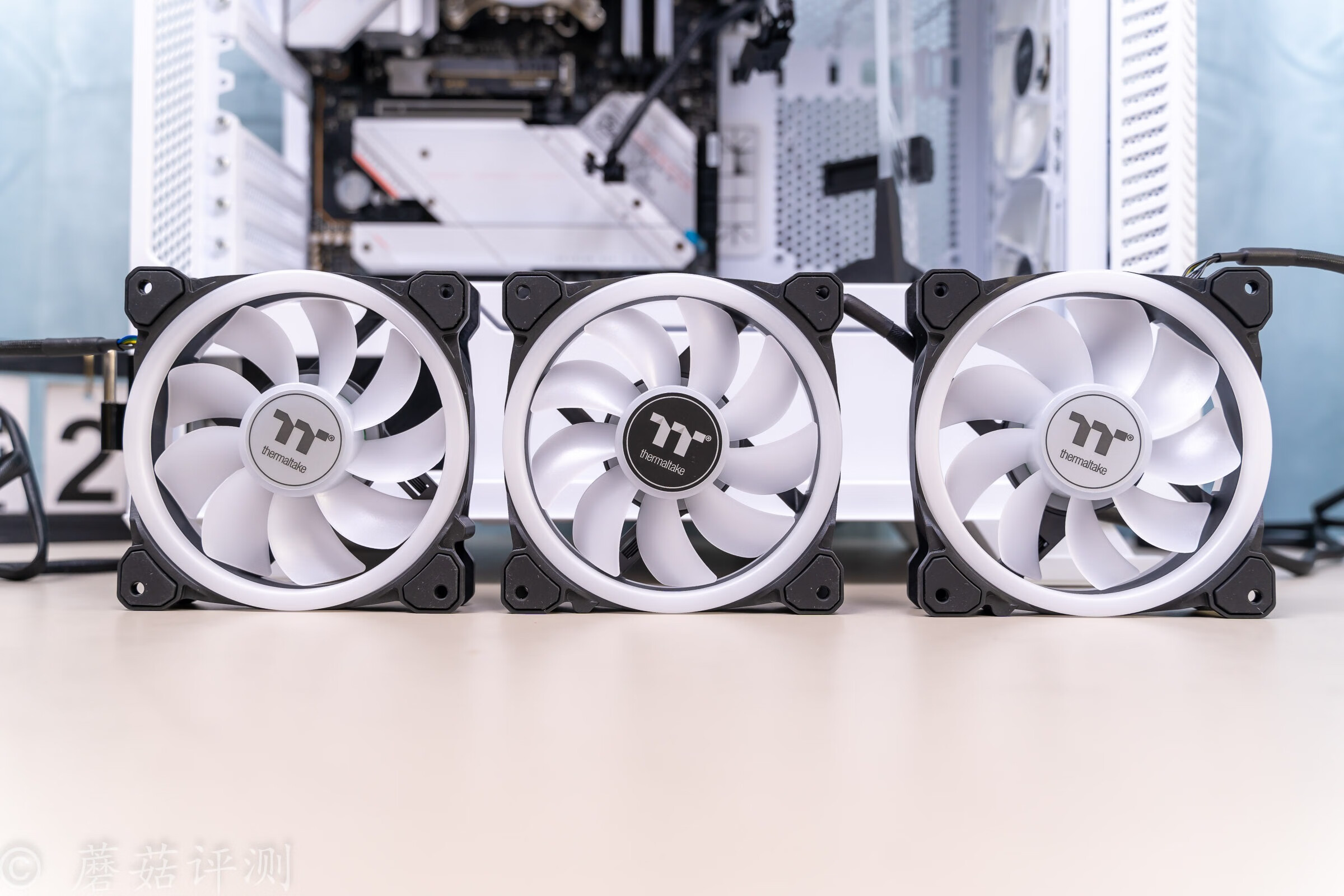 一正一反，轻松定义你需要的风扇风向，Tt耀影SWAFAN12机箱风扇