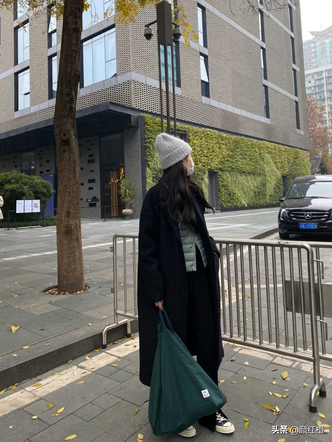 羽绒马甲什么时候穿怎么搭配好看,今冬最火大衣穿法太时髦高级了