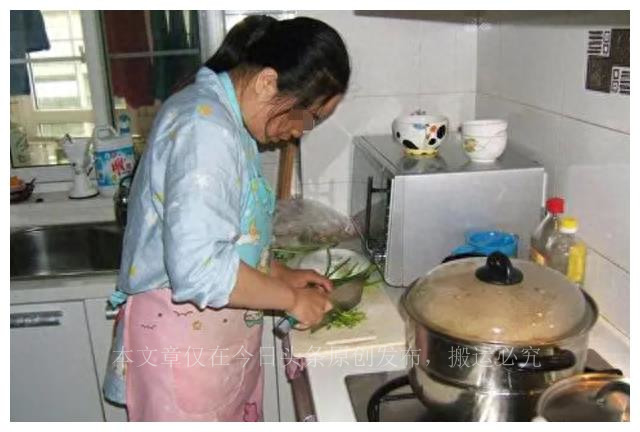 荒草地惊现女尸完整版,荒地惊现女尸扒开淤泥后惊呆众人