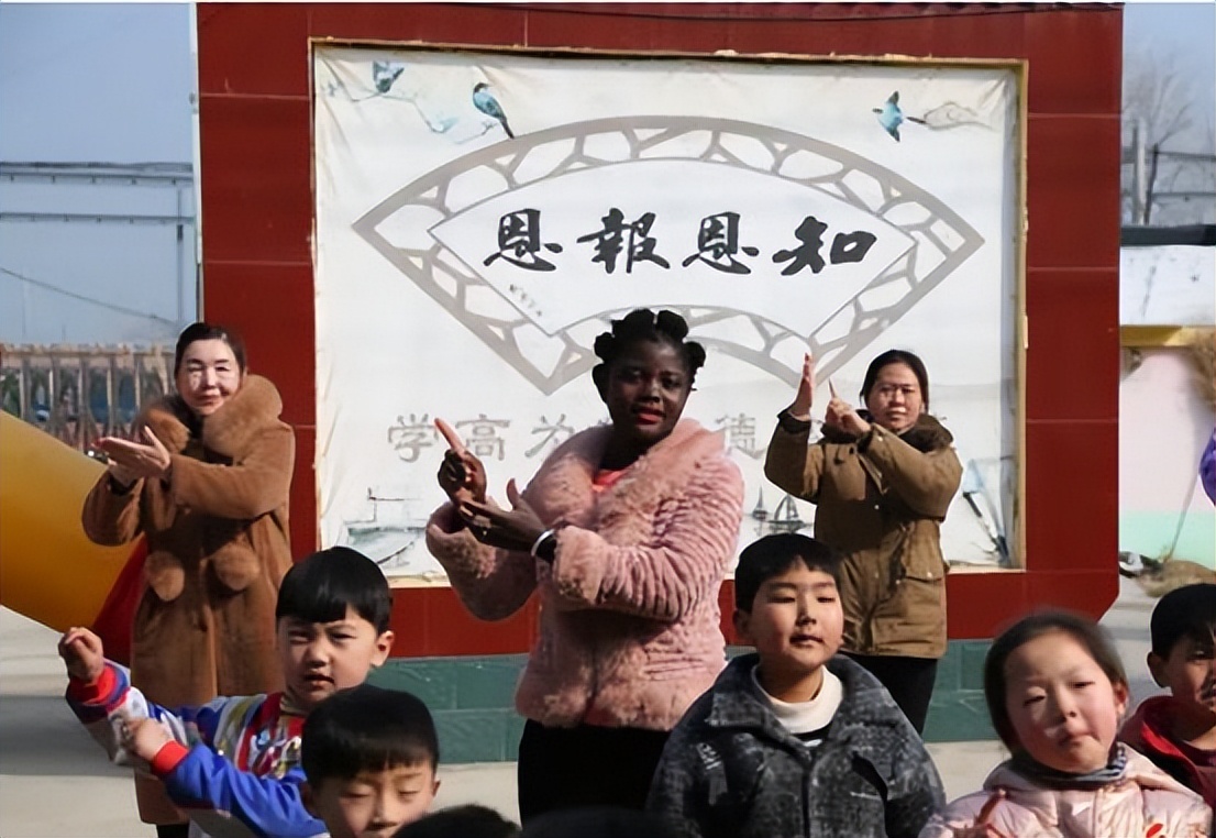 非洲19岁女孩远嫁河南48岁农民,生俩混血儿,称:我每天都在享福