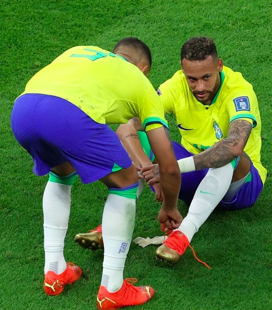 巴西对墨西哥内马尔受伤,内马尔伤退脚踝肿胀替补席上落泪