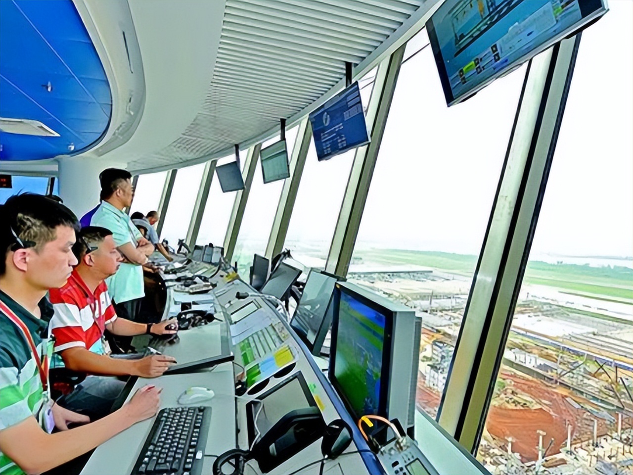 飞机降落速度那么快是如何减速的,飞机为什么能准确降落在跑道