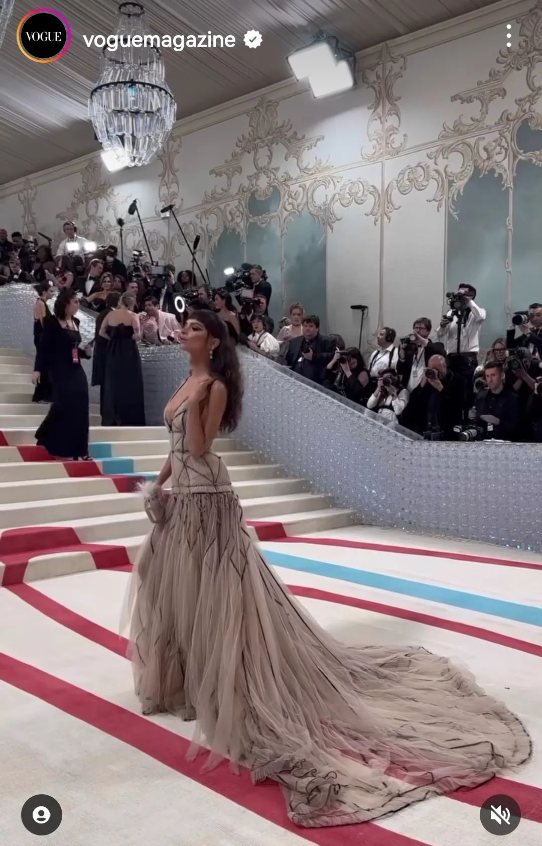 拖把头、海底生化人穿搭，美国这最受瞩目的一夜，如“群魔乱舞”