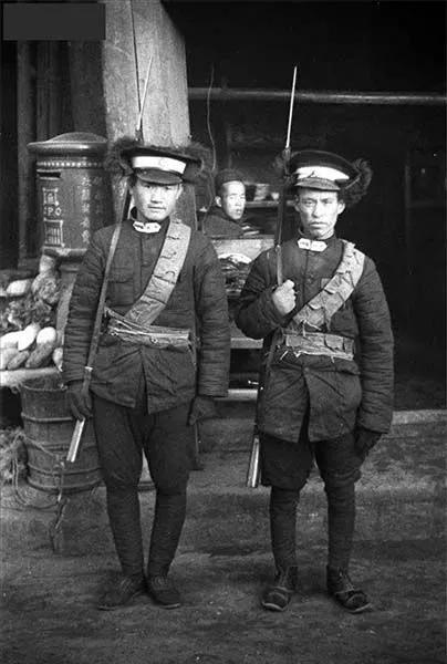 八岁乡下男孩遭遇可怕的一天，赶场路撞土匪，上街目睹杀人全过程