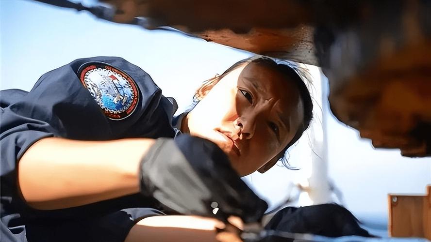 华人女兵在美军舰上干什么,美军华裔女兵向中国海警喊话