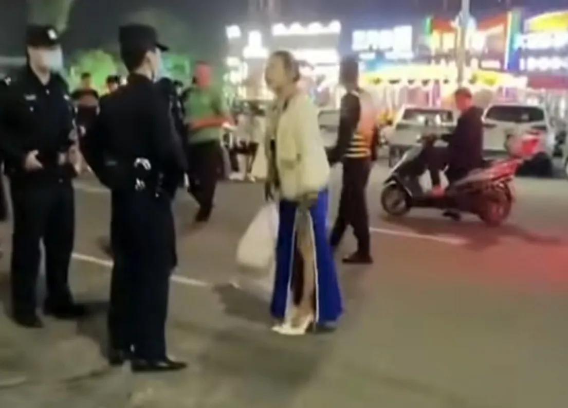 热搜上穿性感旗袍卖“*霸波**奶茶”的女老板，暴露出当下网红的病态