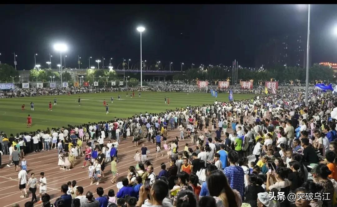 中国7-12岁儿童足球比赛视频,贵州村超足球震撼场面