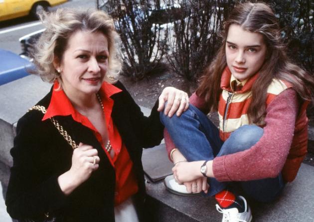 10岁全裸出镜，20岁声称自己仍是处女，“美国舒淇”的裸照风波