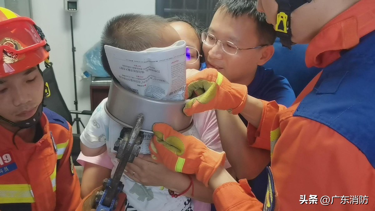 萌娃头被卡求助消防,萌娃卡住消防员