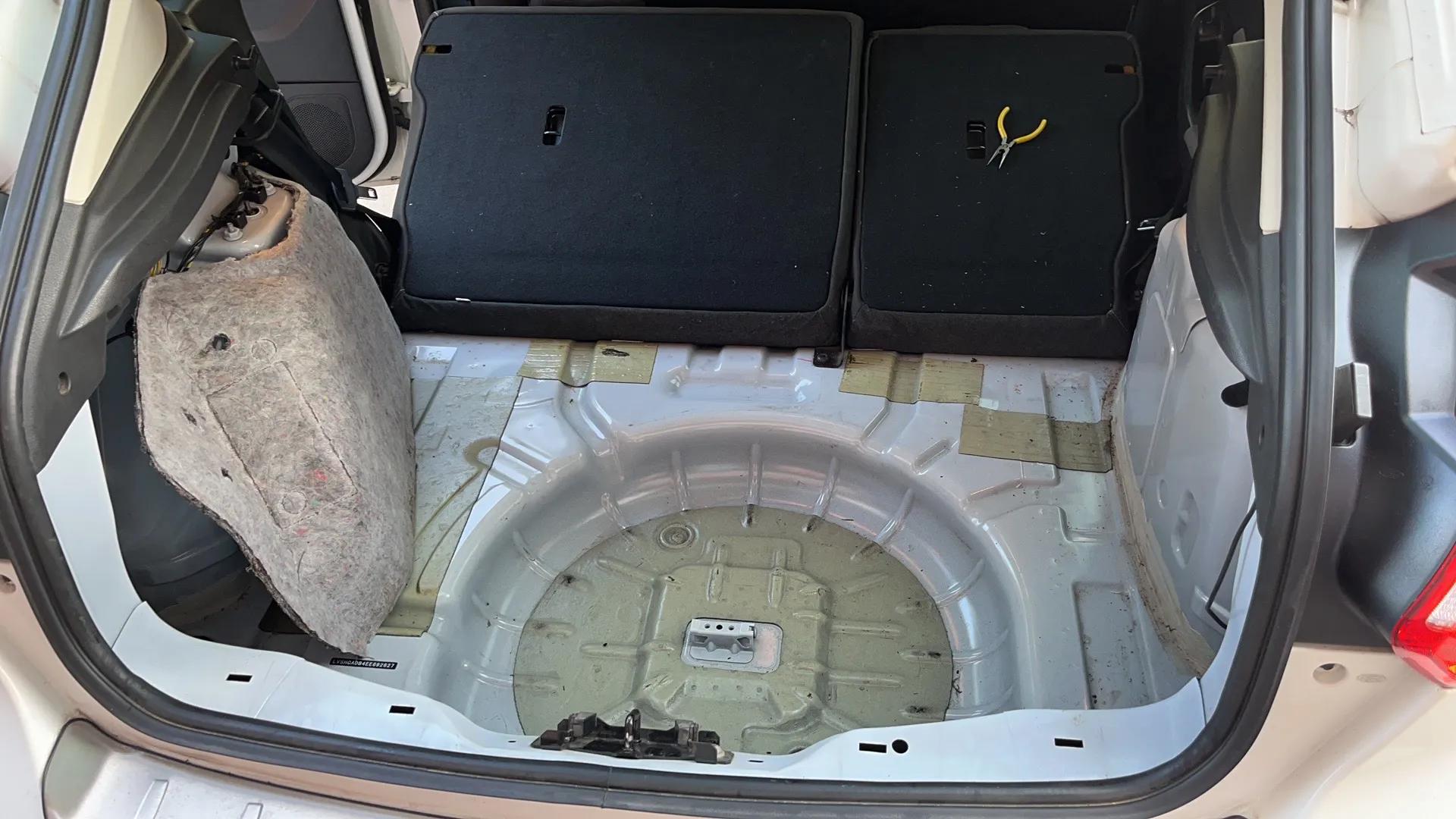 12款福克斯两厢后备箱左边漏水,12款新福克斯两厢款后备箱漏水